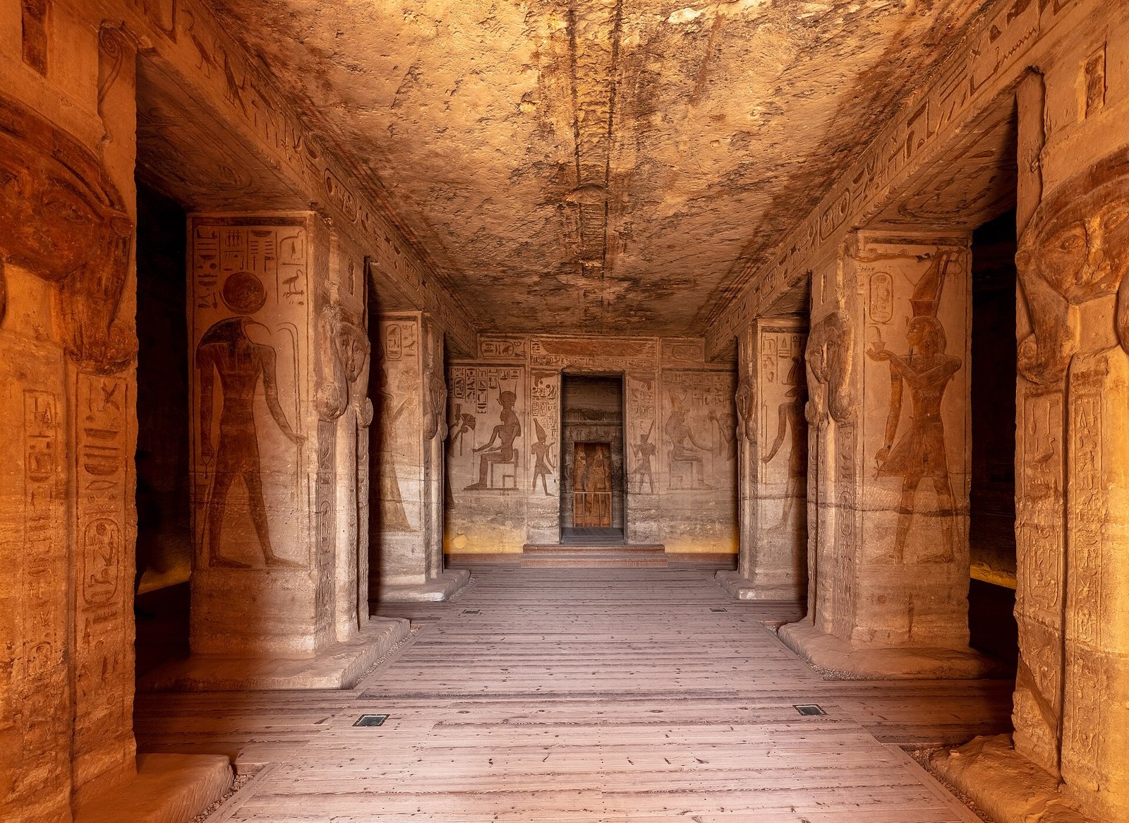 La facciata del tempio di Nefertari ad Abu Simbel