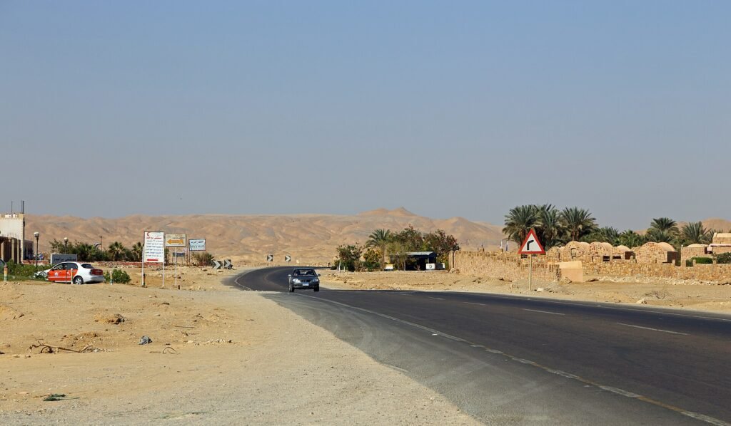 La strada del deserto che collega Luxor ad Assuan