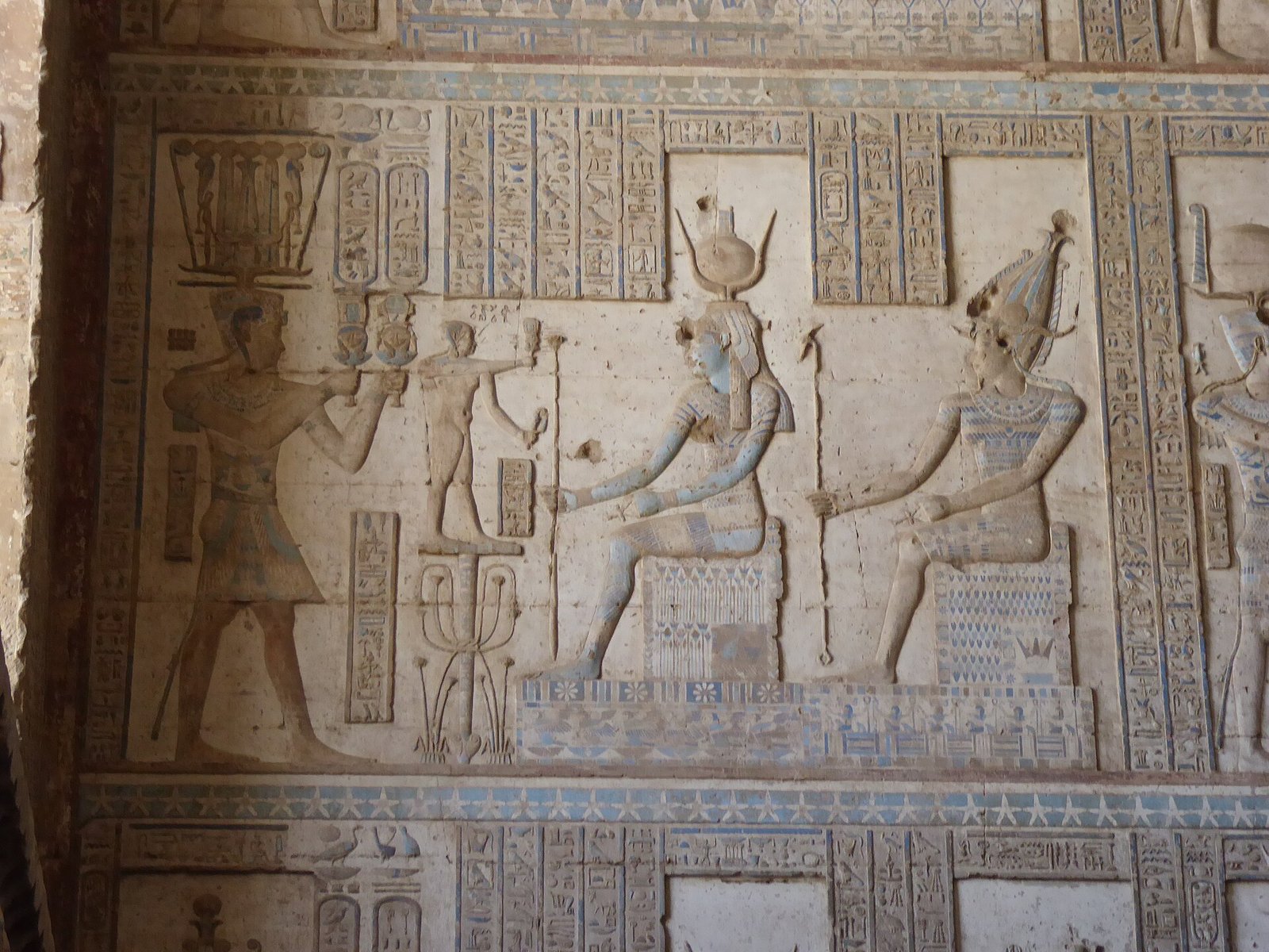 Le colonne con i volti della dea Hathor a Dendera