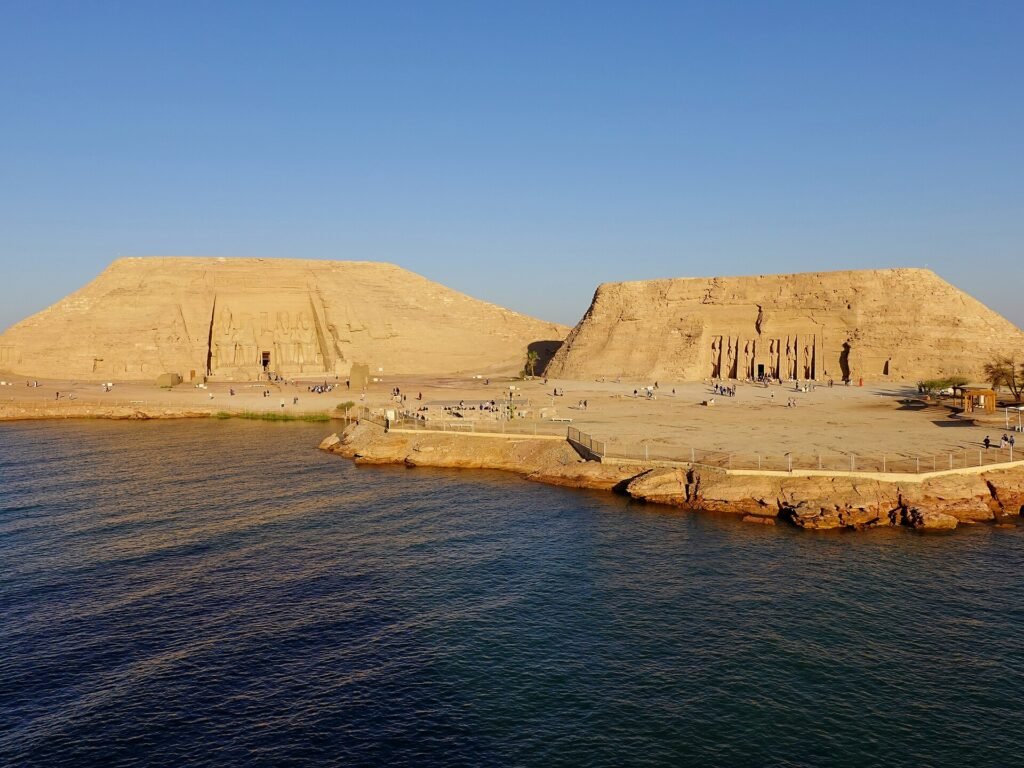 I colossi di Ramses II davanti al tempio di Abu Simbel