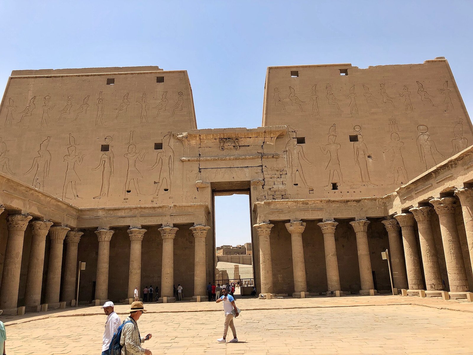 Il cortile colonnato del tempio di Edfu
