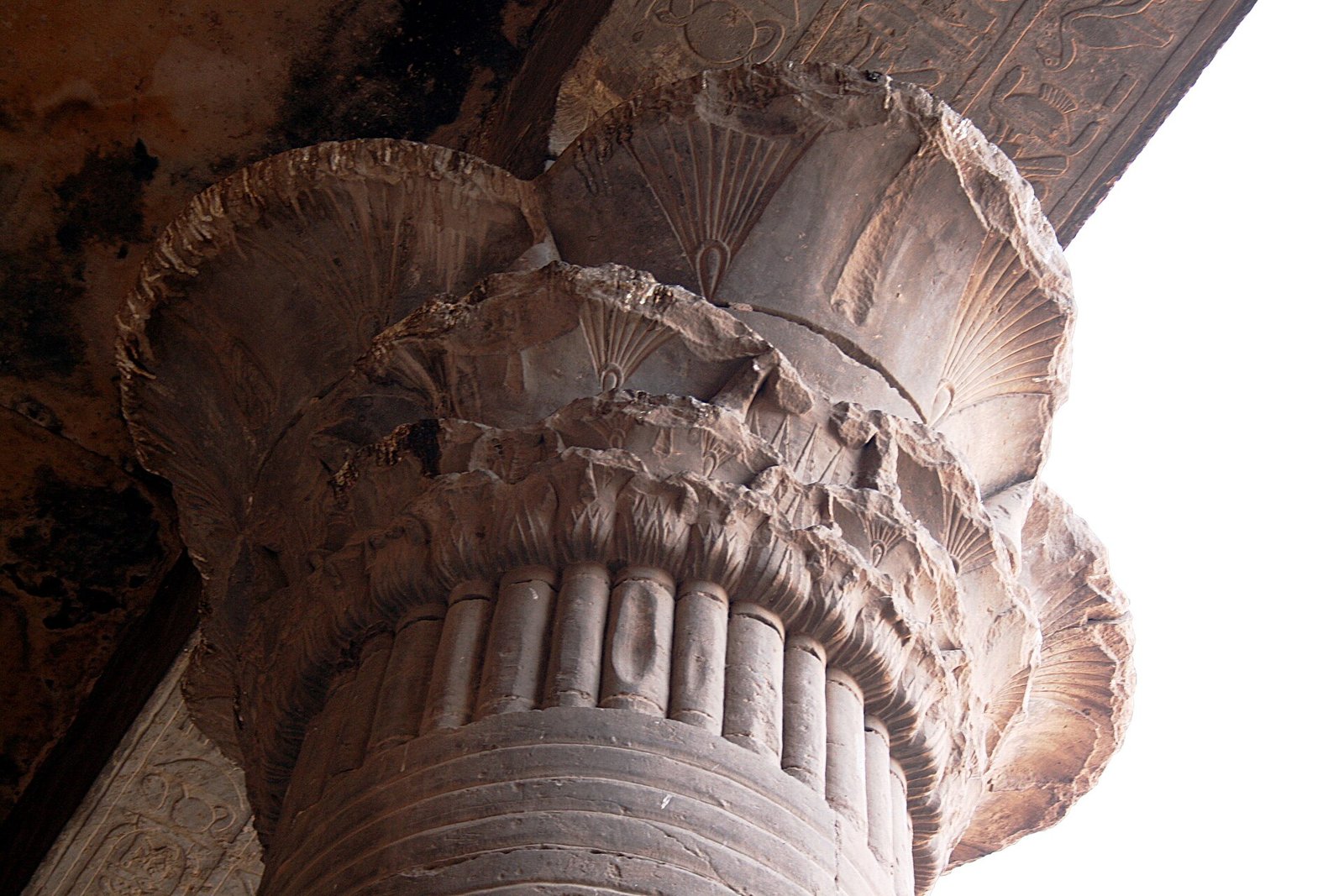 Il cortile colonnato del tempio di Edfu