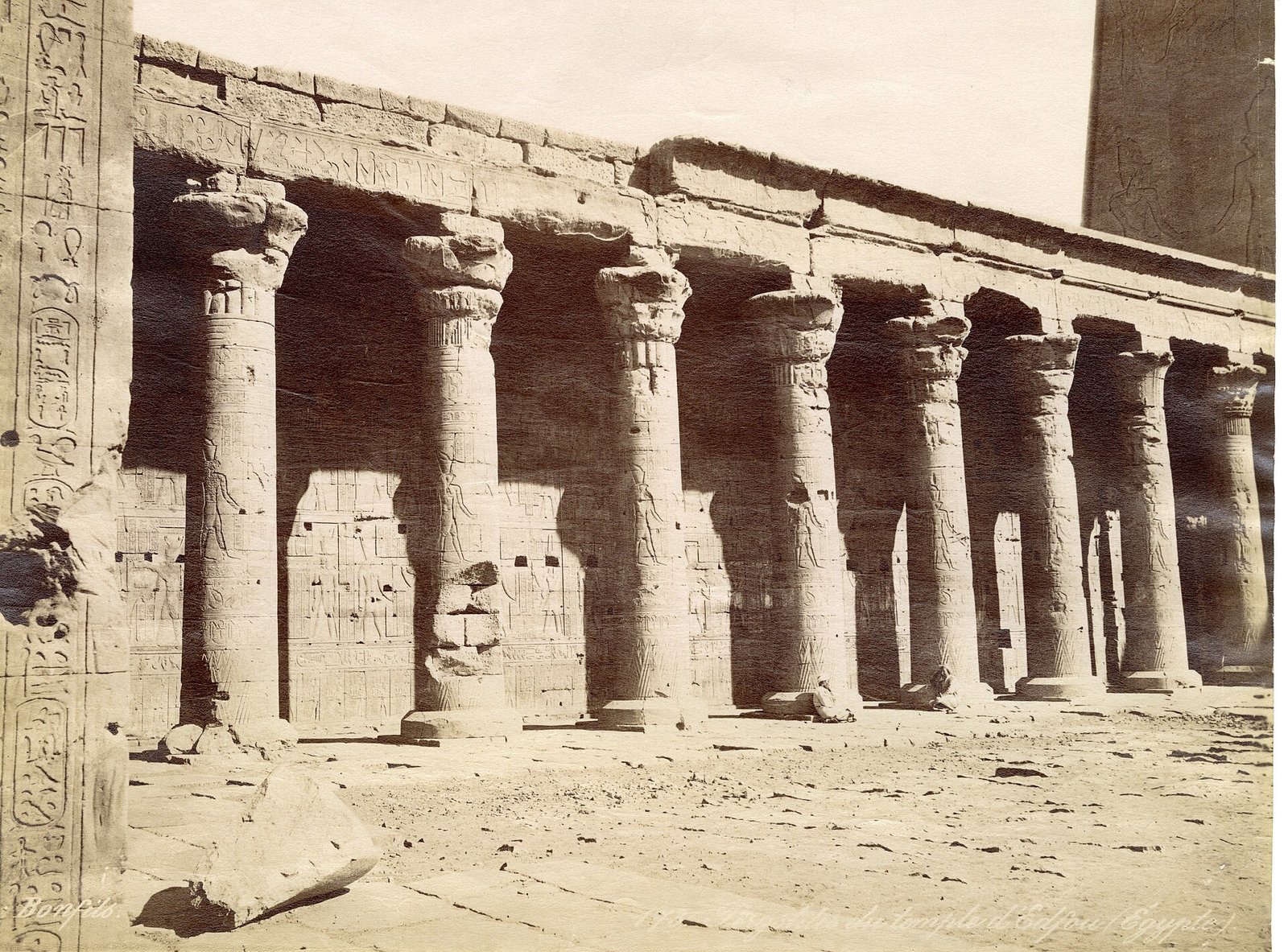Il cortile colonnato del tempio di Edfu