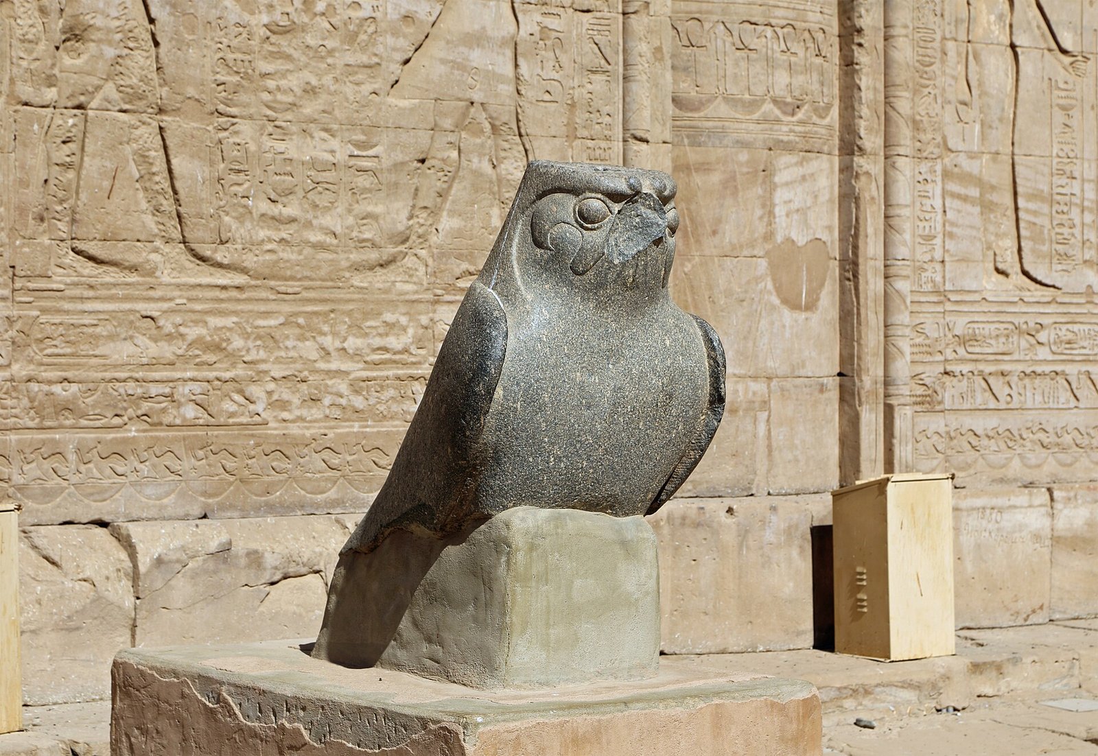 La statua del dio falco Horus all'ingresso del tempio di Edfu
