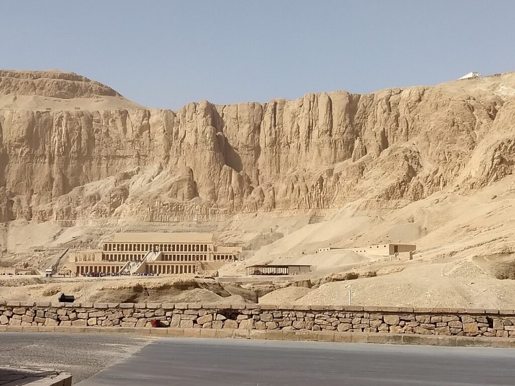 Il tempio di Hatshepsut sotto la falesia di Deir el-Bahari