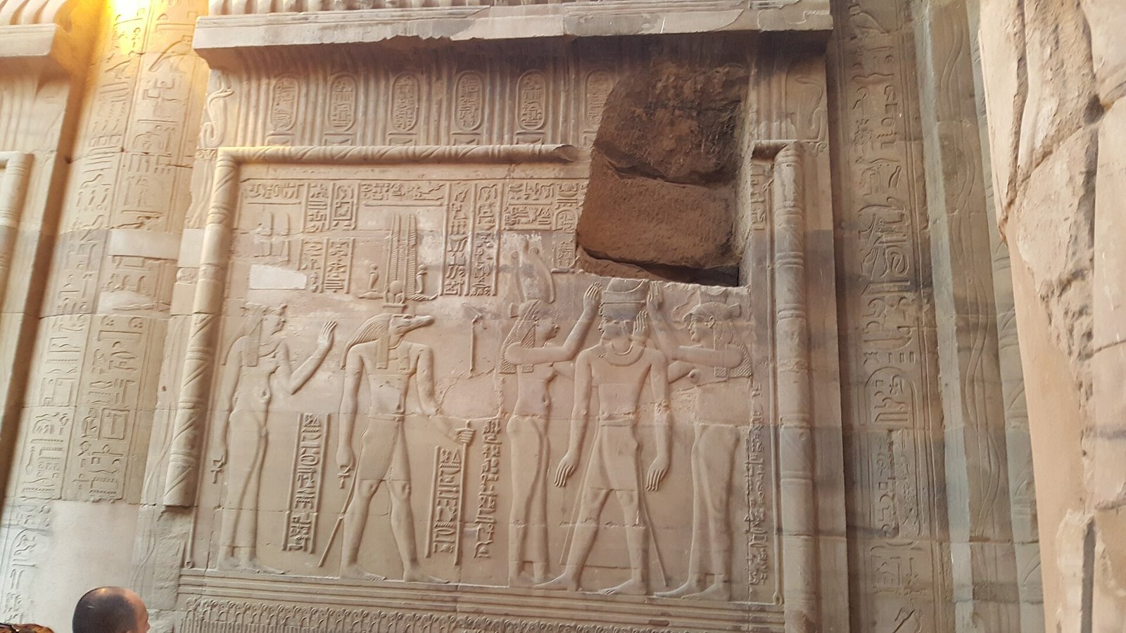 Rilievo di divinità e faraone scolpito su una parete del tempio di Kom Ombo