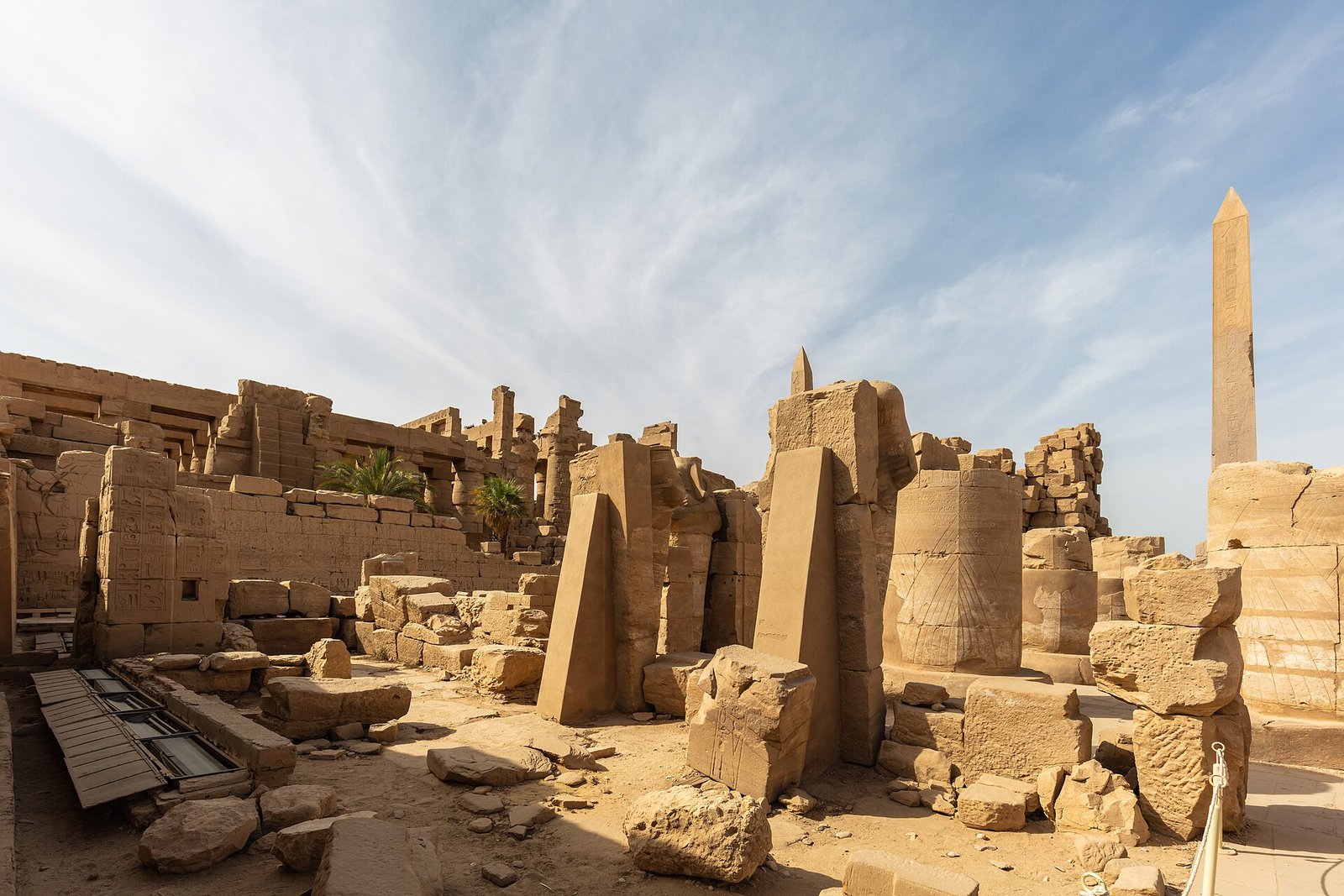 Un obelisco all'interno del complesso di Karnak