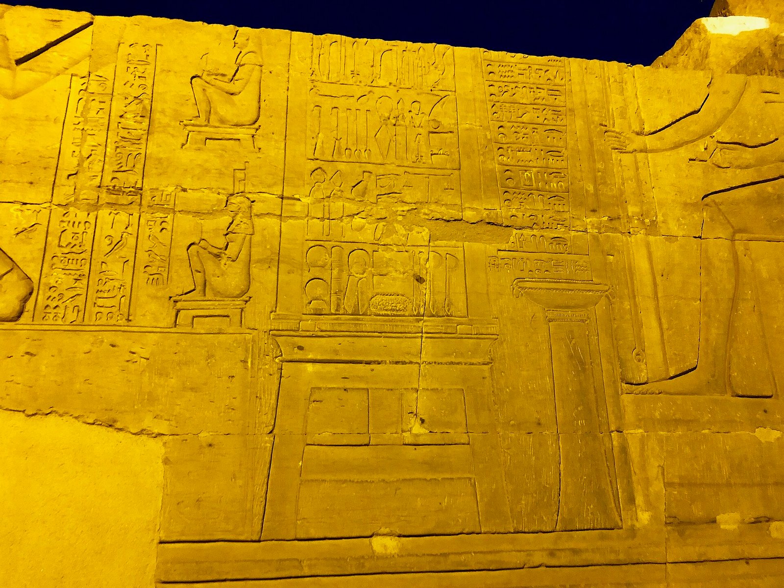 I rilievi scolpiti sulle pareti del tempio di Kom Ombo