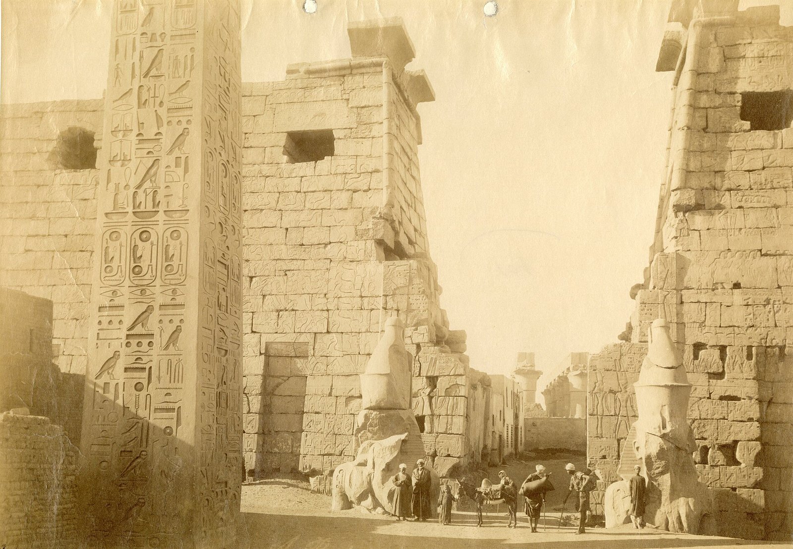 Il pilone d'ingresso del tempio di Luxor con i colossi di Ramses II