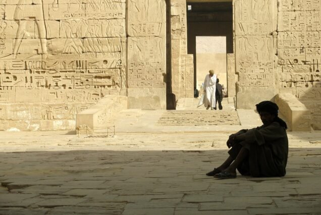 La parete scolpita e il portale d'ingresso del tempio di Medinet Habu, coperti di geroglifici e scene in rilievo