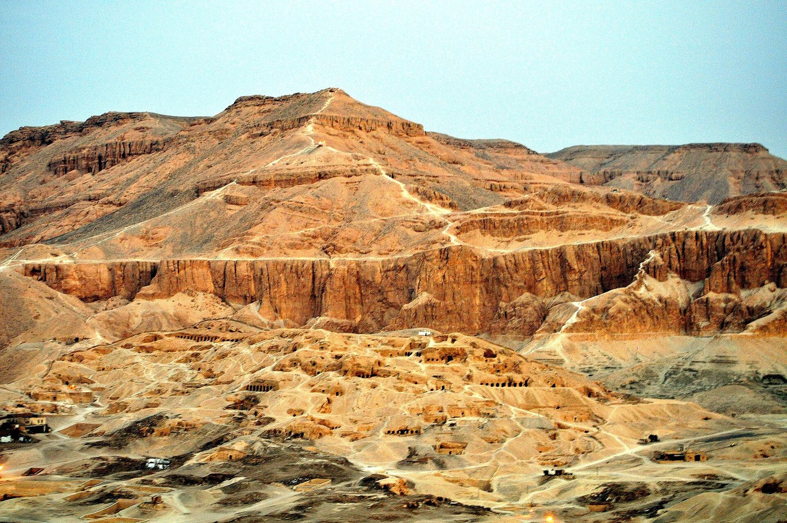 La collina delle Tombe dei Nobili sulla riva ovest di Luxor