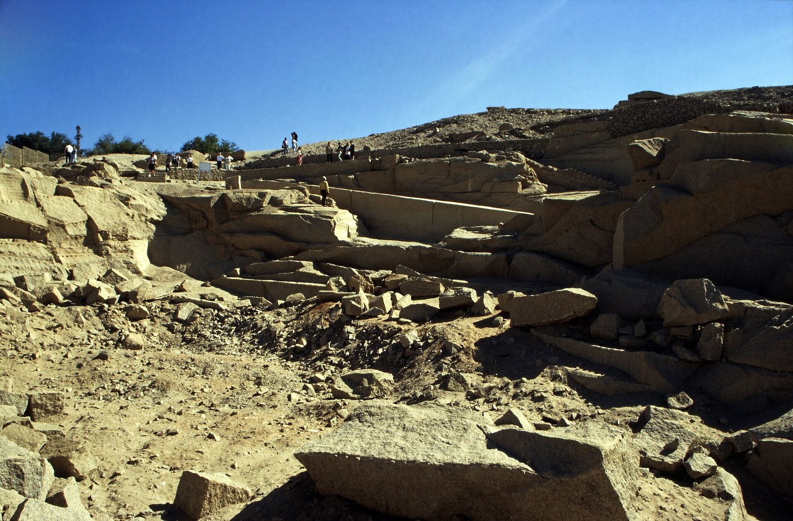 L'Obelisco Incompiuto ancora attaccato alla roccia nella cava di Assuan