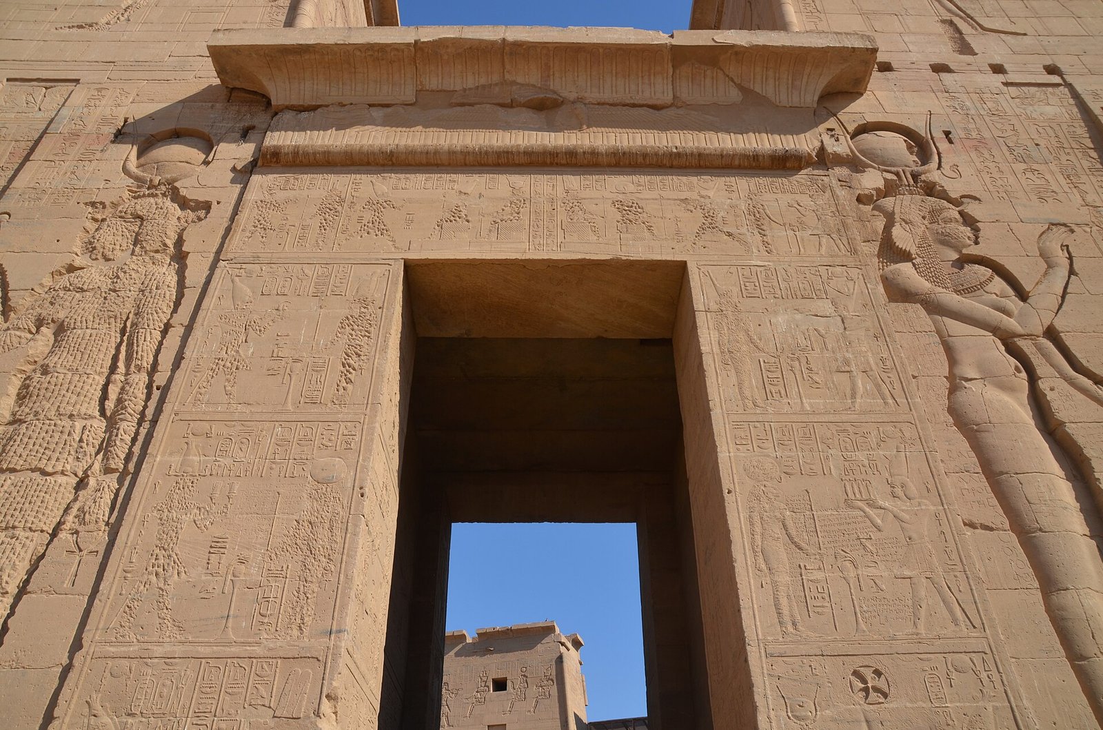 Il pilone d'ingresso del tempio di Philae con i rilievi