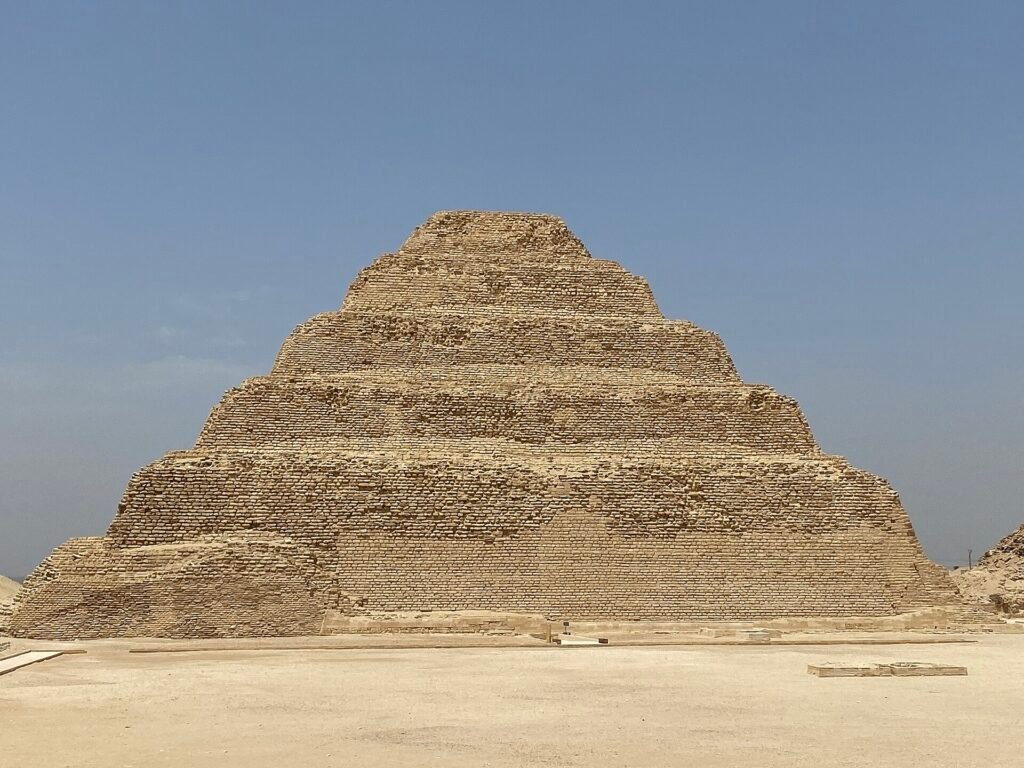 La piramide a gradoni di Saqqara vista di fronte, con i sei livelli sovrapposti