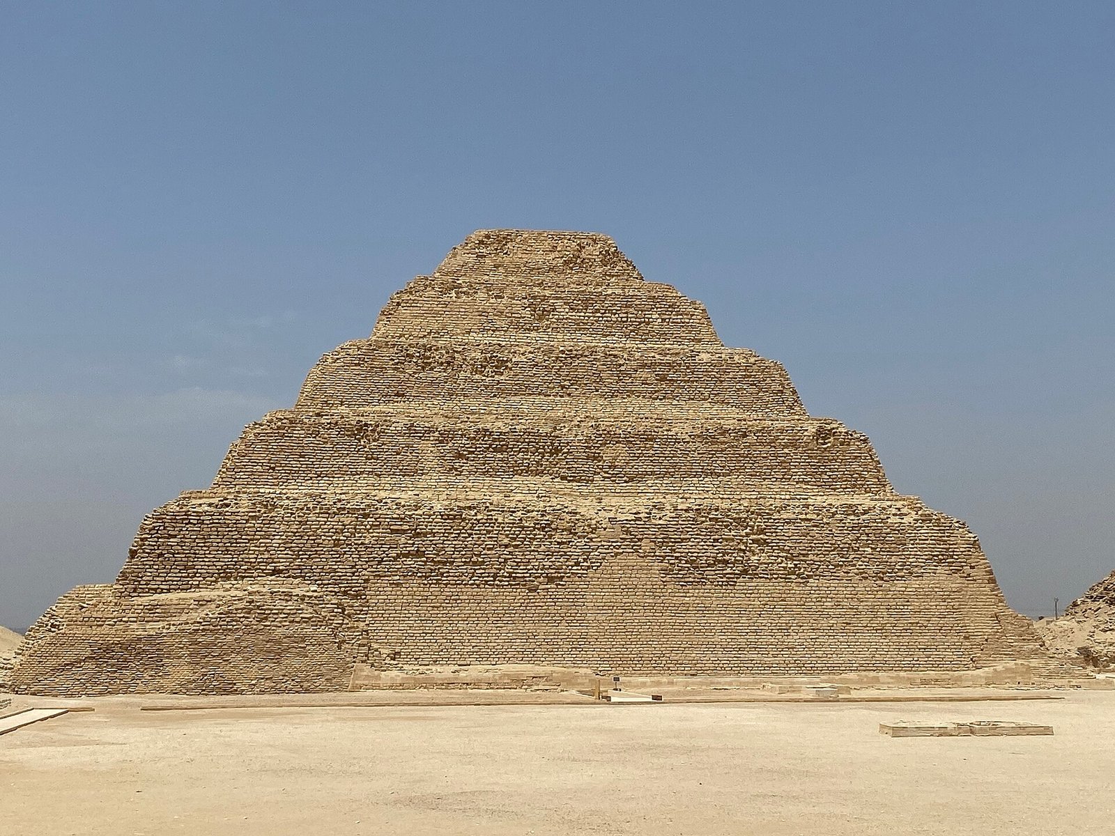 La piramide a gradoni di Saqqara vista di fronte, con i sei livelli sovrapposti
