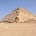 La piramide romboidale di Dahshur, con il cambio di inclinazione a metà altezza e il rivestimento liscio ancora in posto