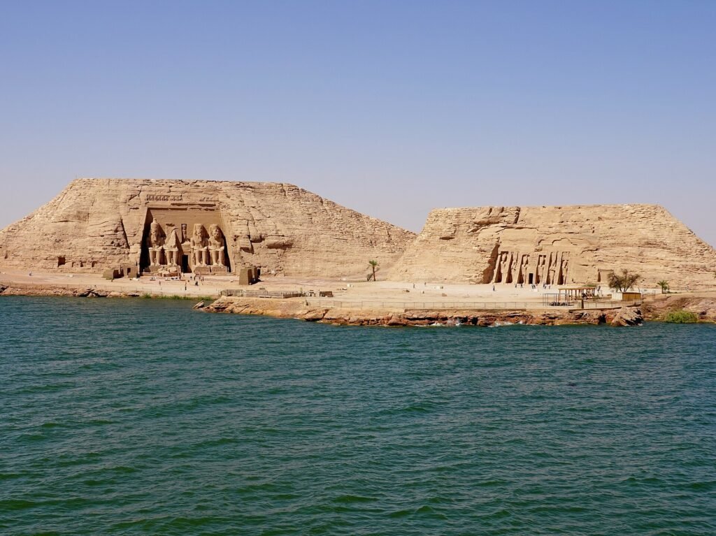 I due templi di Abu Simbel visti dal Lago Nasser