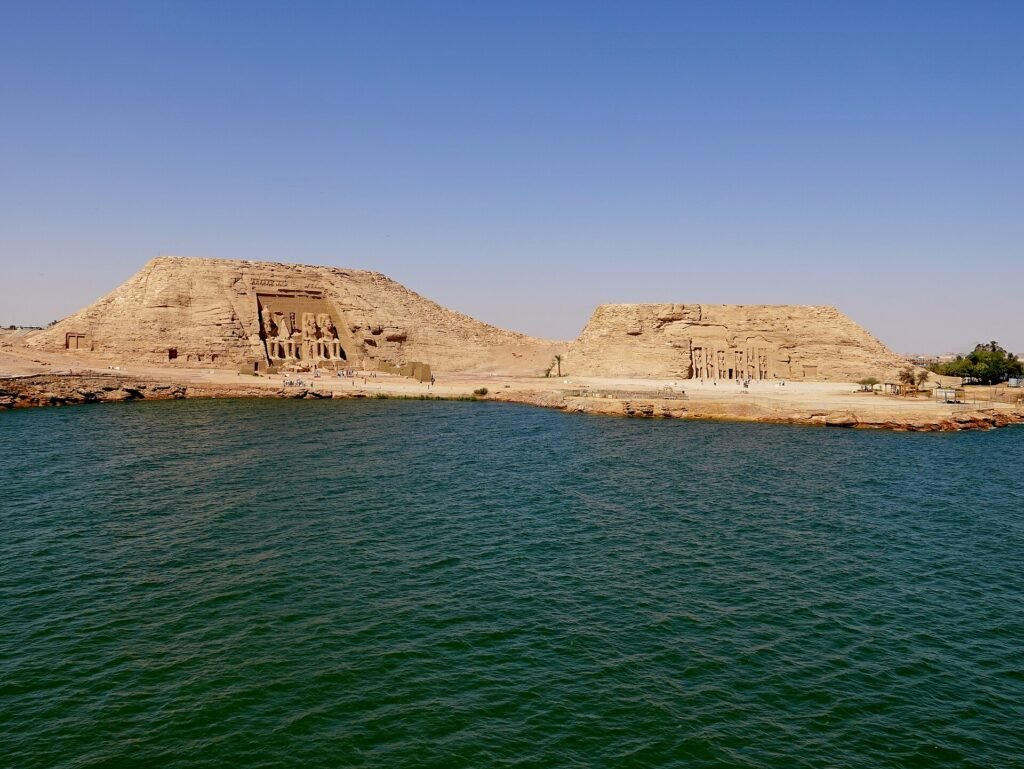 Il sito di Abu Simbel sulla riva del Lago Nasser
