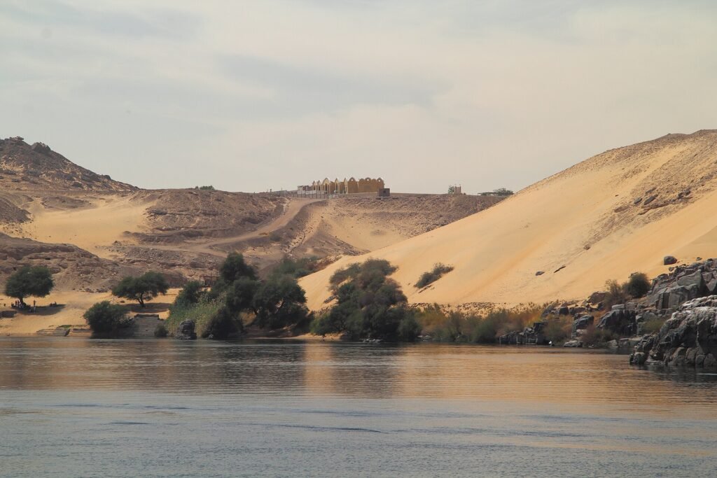 Le dune che scendono sul Nilo ad Assuan, punto di partenza per Abu Simbel