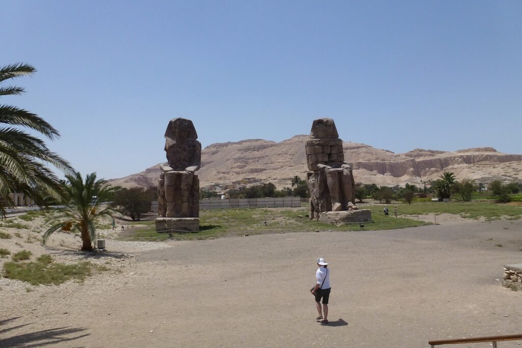 La montagna tebana dietro i Colossi di Memnone, sulla riva ovest di Luxor