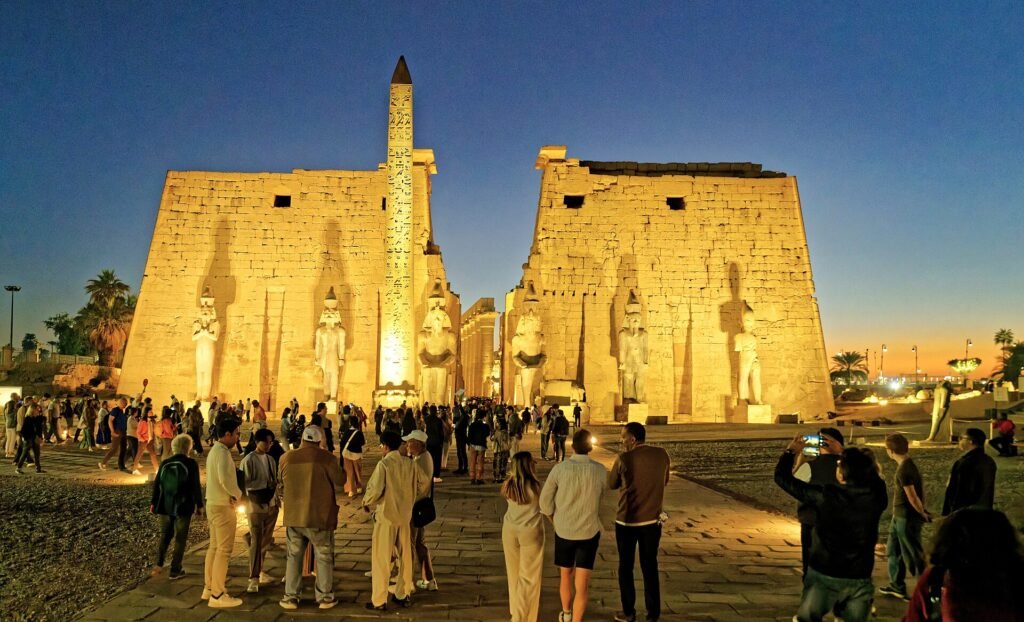 Il primo pilone del tempio di Luxor illuminato al tramonto