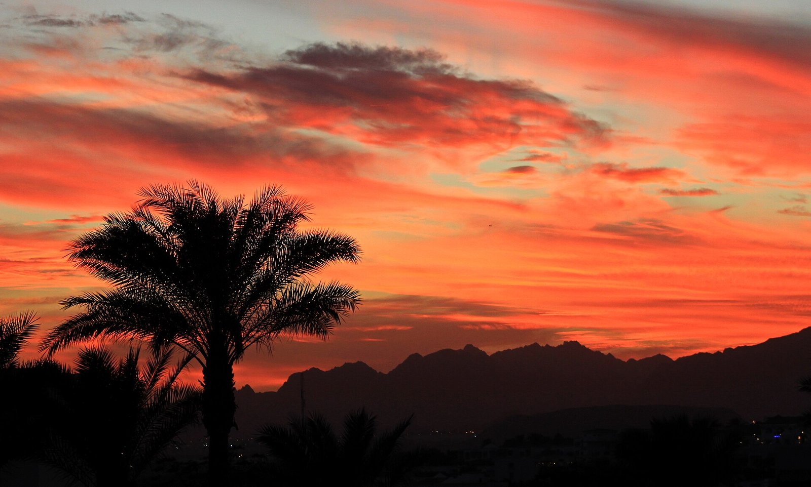 Il tramonto sulle montagne del Sinai visto dalla costa