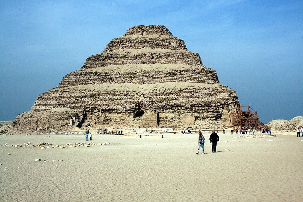 La piramide a gradoni di Djoser a Saqqara, la prima grande costruzione in pietra