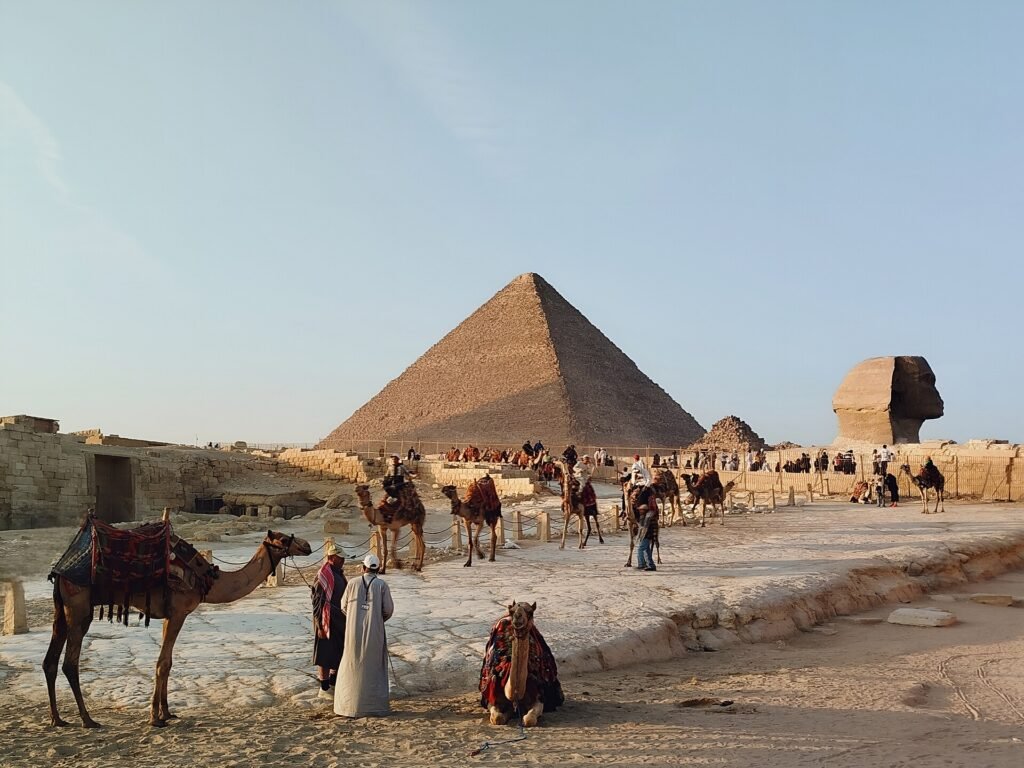 La piramide di Giza e la Sfinge nella luce del tardo pomeriggio