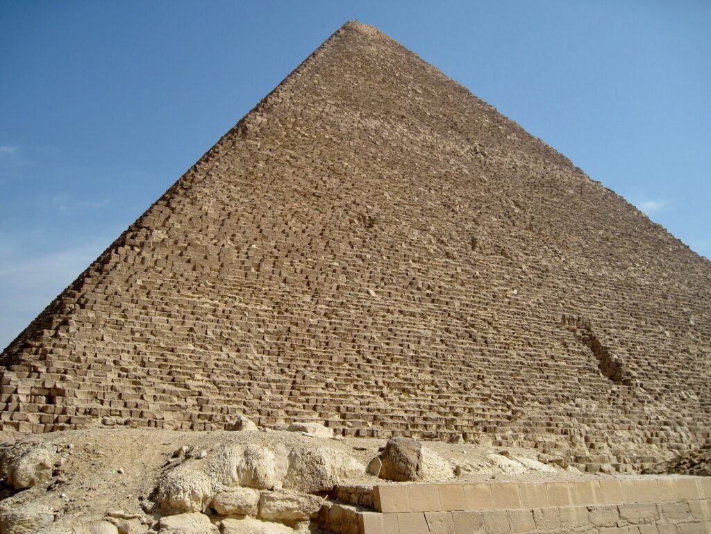 La Grande Piramide di Cheope vista dalla base, che è l’unico modo di percepirne la scala