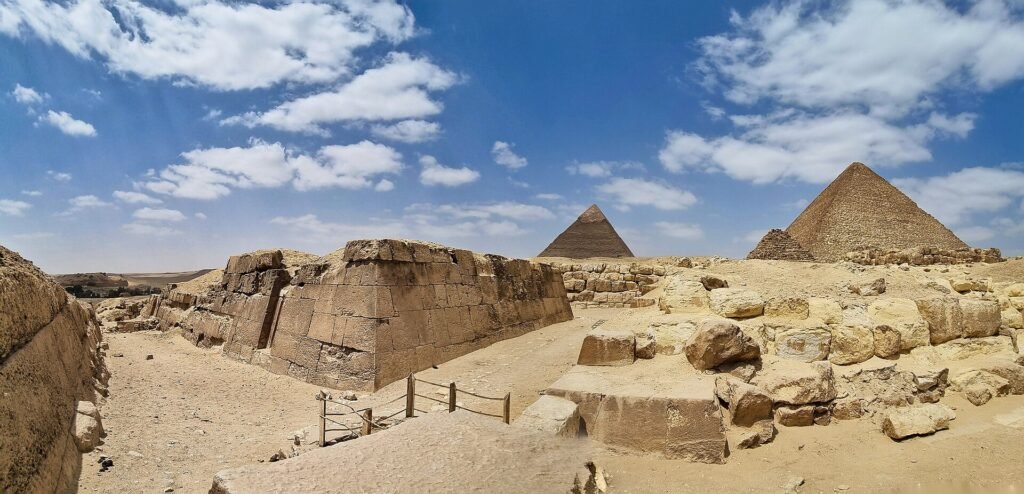 La piana di Giza con le piramidi di Chefren e Micerino