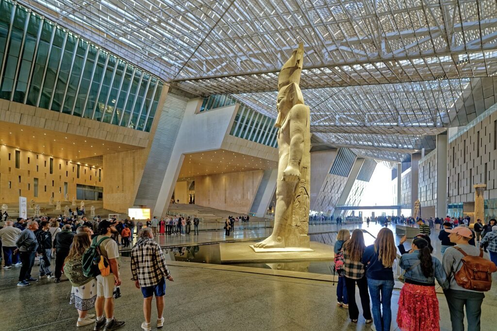 La statua colossale di Ramses II, alta diversi metri, nell’atrio del museo