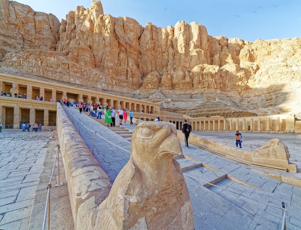 Le terrazze del tempio di Hatshepsut sotto la parete rocciosa tebana