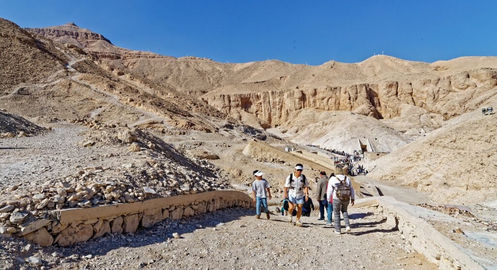 Il wadi della Valle dei Re, con gli ingressi delle tombe scavati nella roccia