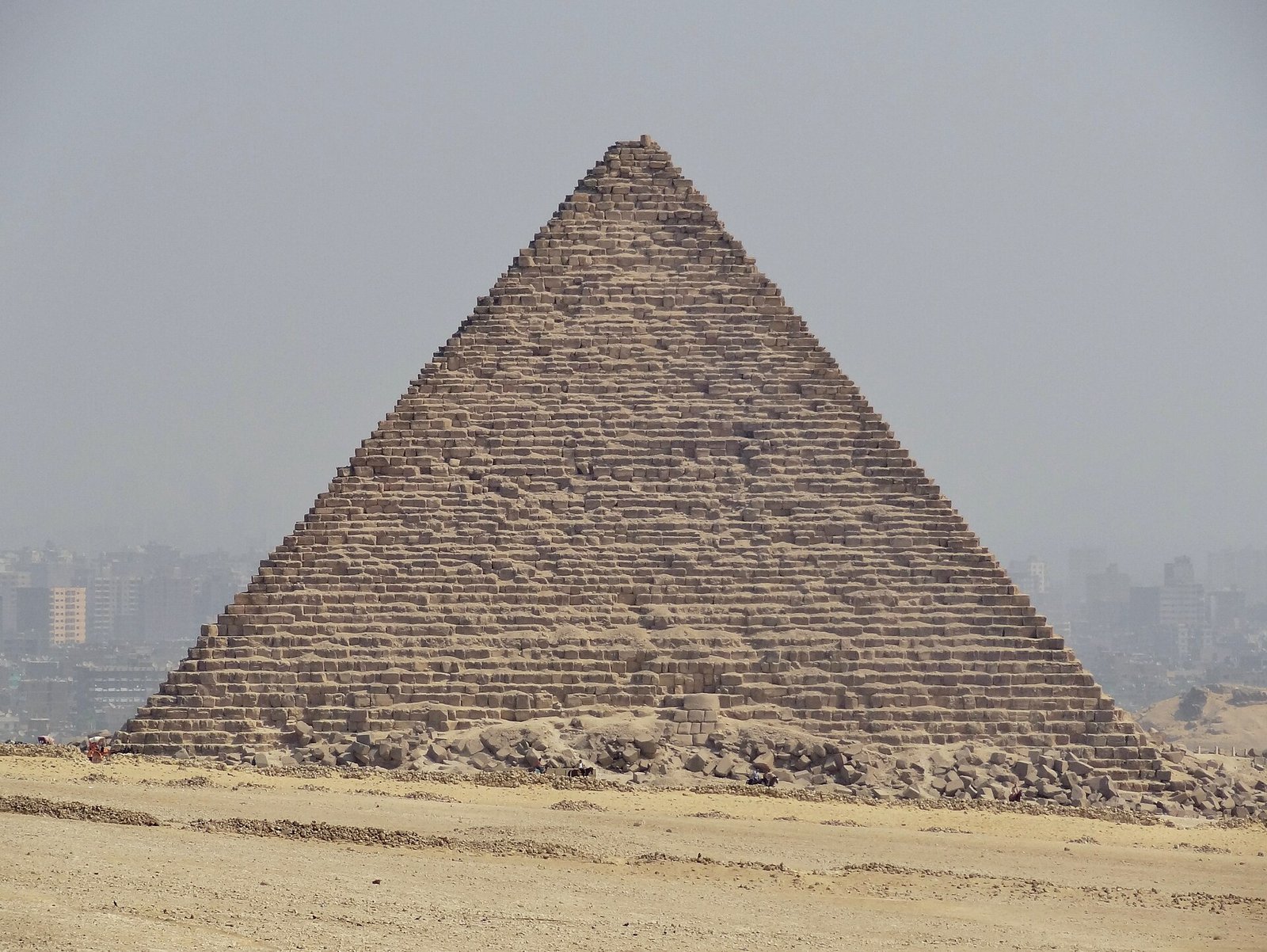 Una piramide di Giza con il profilo del Cairo sullo sfondo