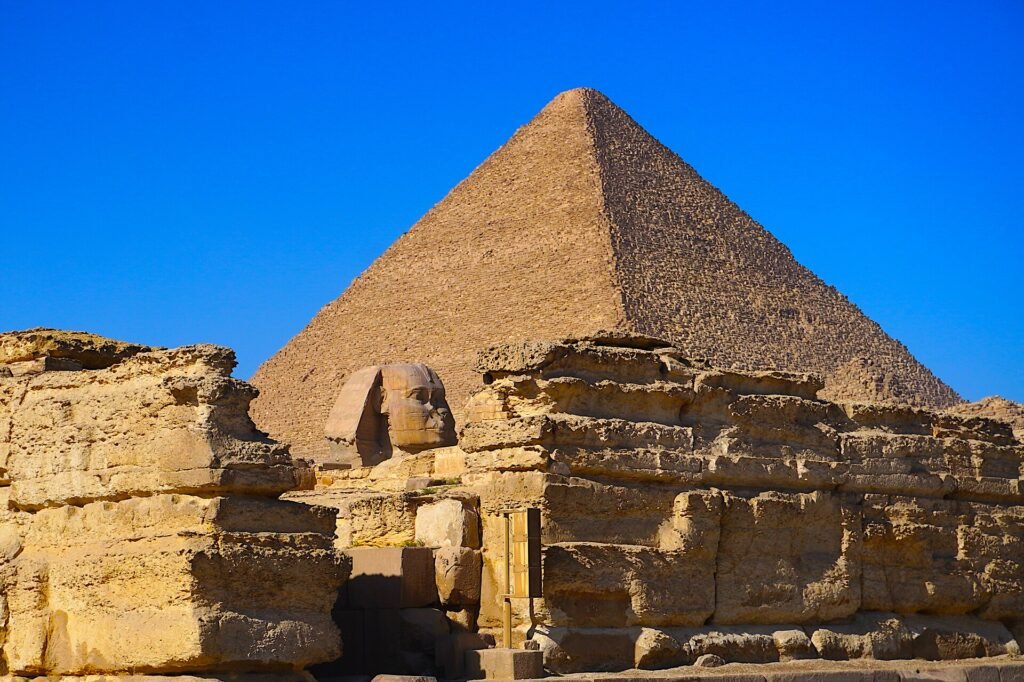 La Sfinge di Giza davanti alla Grande Piramide