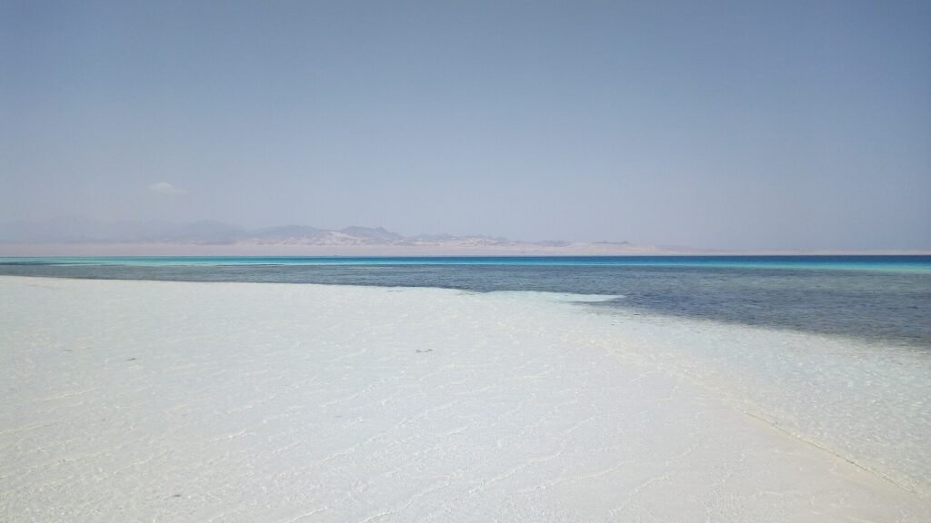 Un banco di sabbia nel Mar Rosso, con le montagne del deserto all’orizzonte