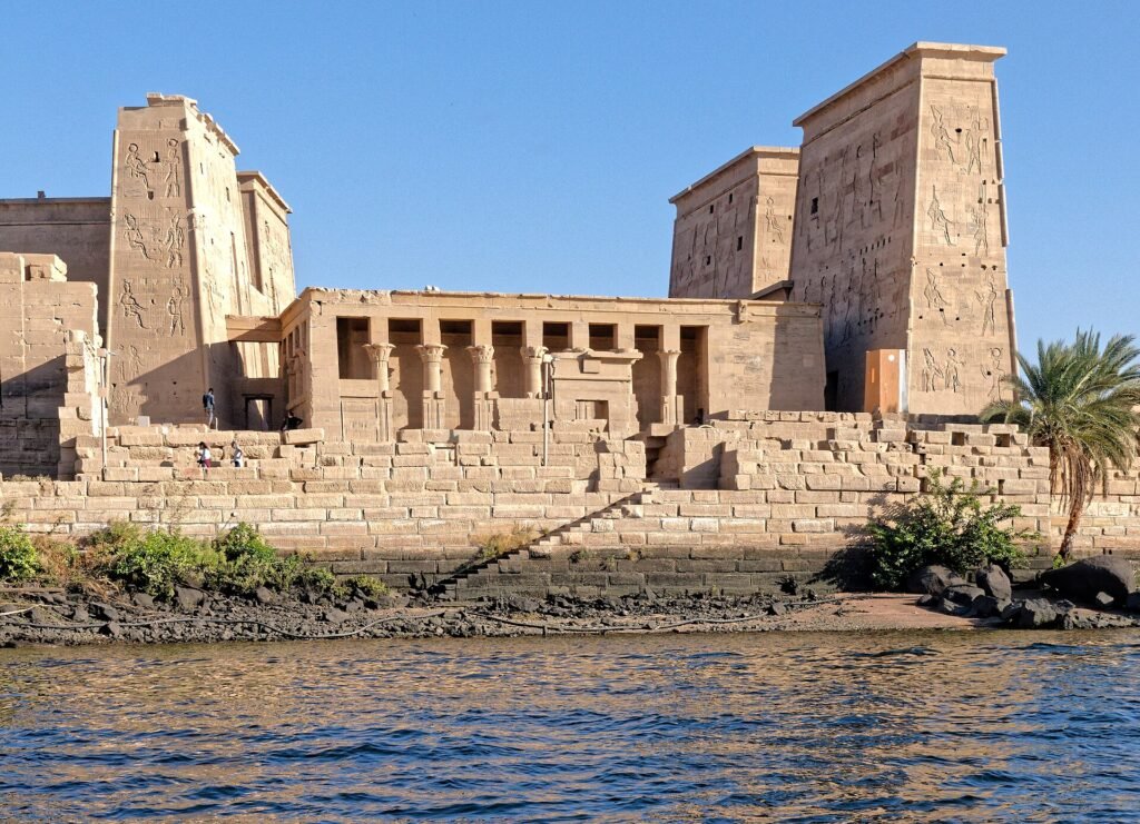 Il tempio di Philae visto dall’acqua, ad Assuan