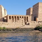 Il tempio di Philae visto dall’acqua, ad Assuan