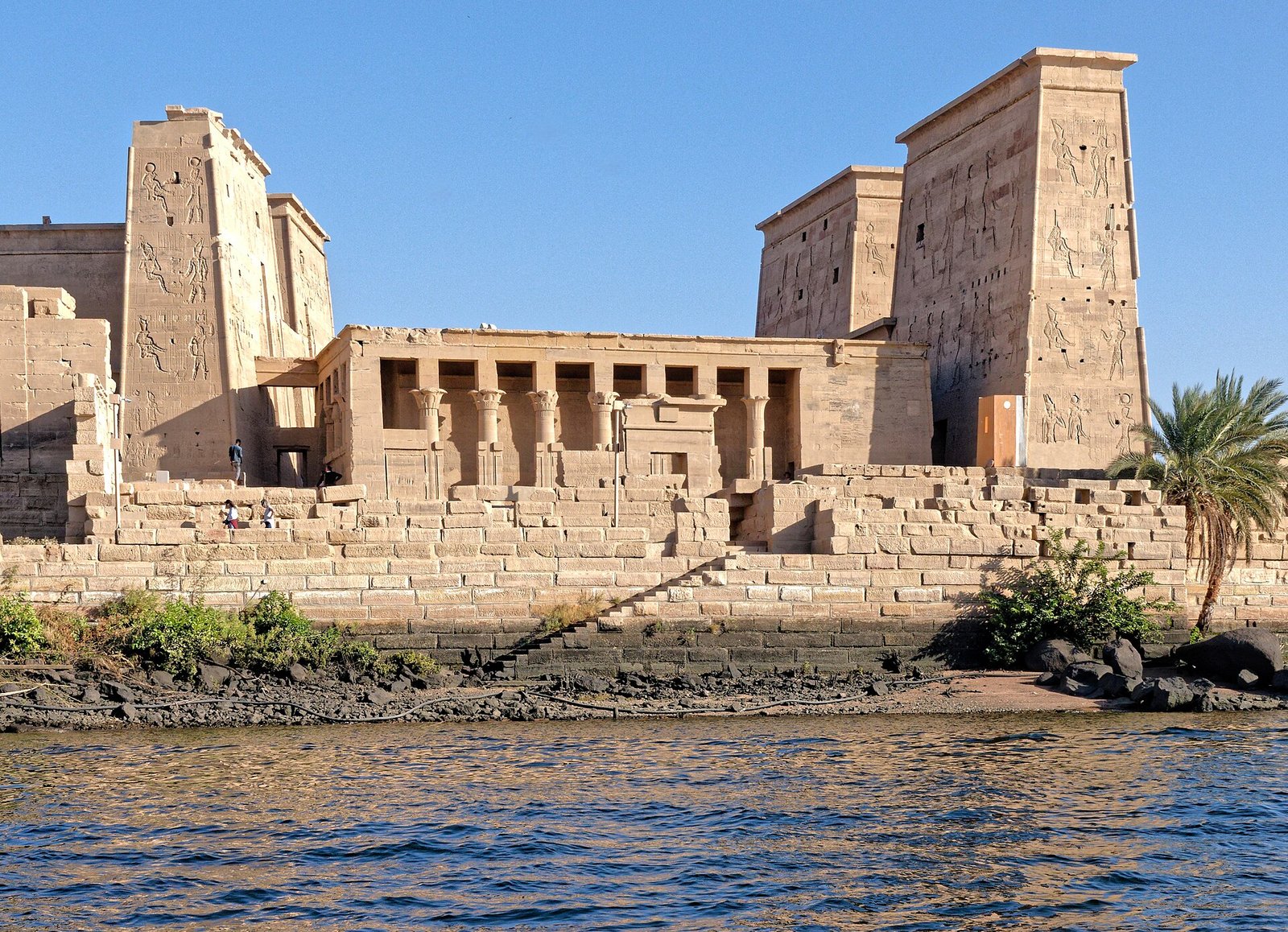 Il tempio di Philae visto dall’acqua, ad Assuan