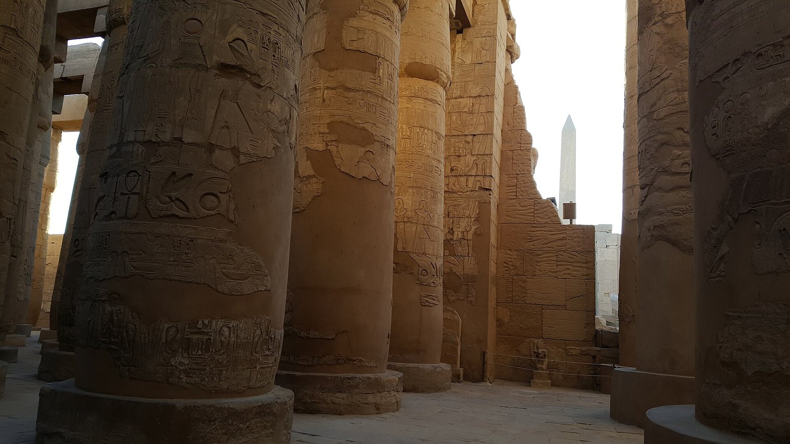 Le colonne della sala ipostila di Karnak nella luce calda del pomeriggio