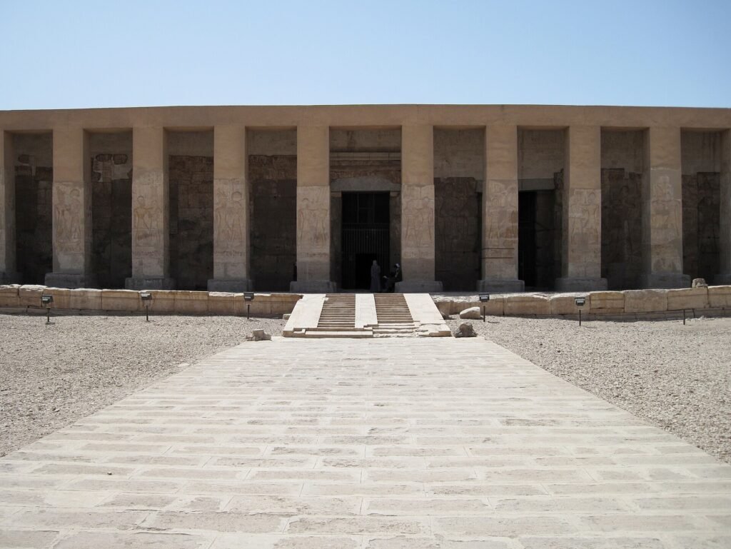 La facciata del tempio di Seti I ad Abydos
