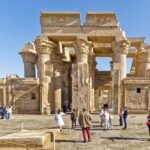 La facciata doppia del tempio di Kom Ombo, con i capitelli e la cornice dipinta