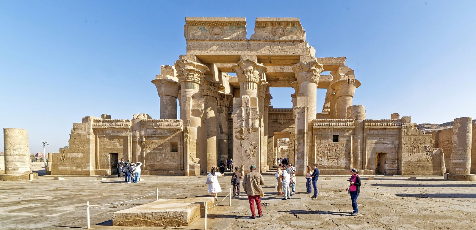 La facciata doppia del tempio di Kom Ombo, con i capitelli e la cornice dipinta
