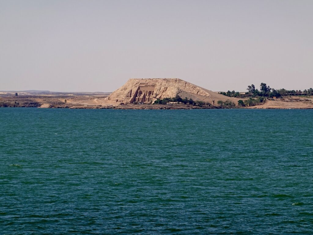 Abu Simbel visto dal Lago Nasser, con la collina artificiale che ospita i due templi