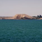 Abu Simbel visto dal Lago Nasser, con la collina artificiale che ospita i due templi