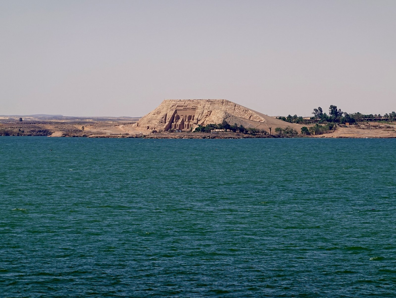 Abu Simbel visto dal Lago Nasser, con la collina artificiale che ospita i due templi