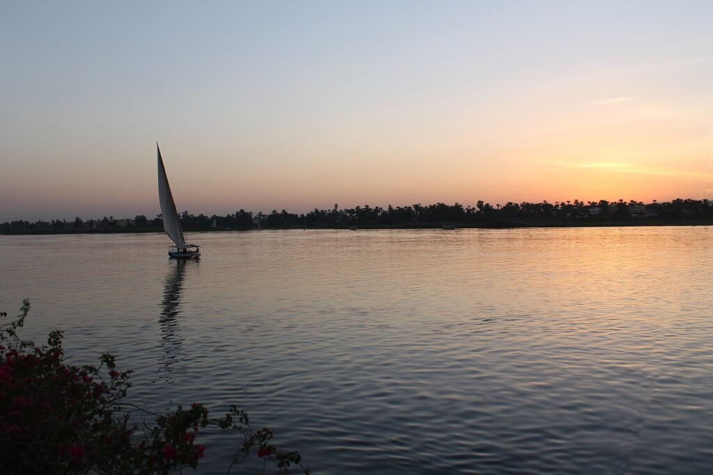 Una feluca a vela sul Nilo al tramonto, davanti alla riva di Luxor