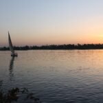 Una feluca a vela sul Nilo al tramonto, davanti alla riva di Luxor