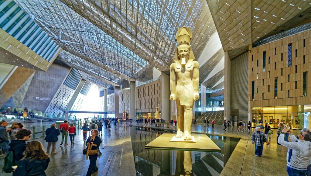 La sala d'ingresso del Grande Museo Egizio con la statua colossale di Ramses II sotto la copertura vetrata