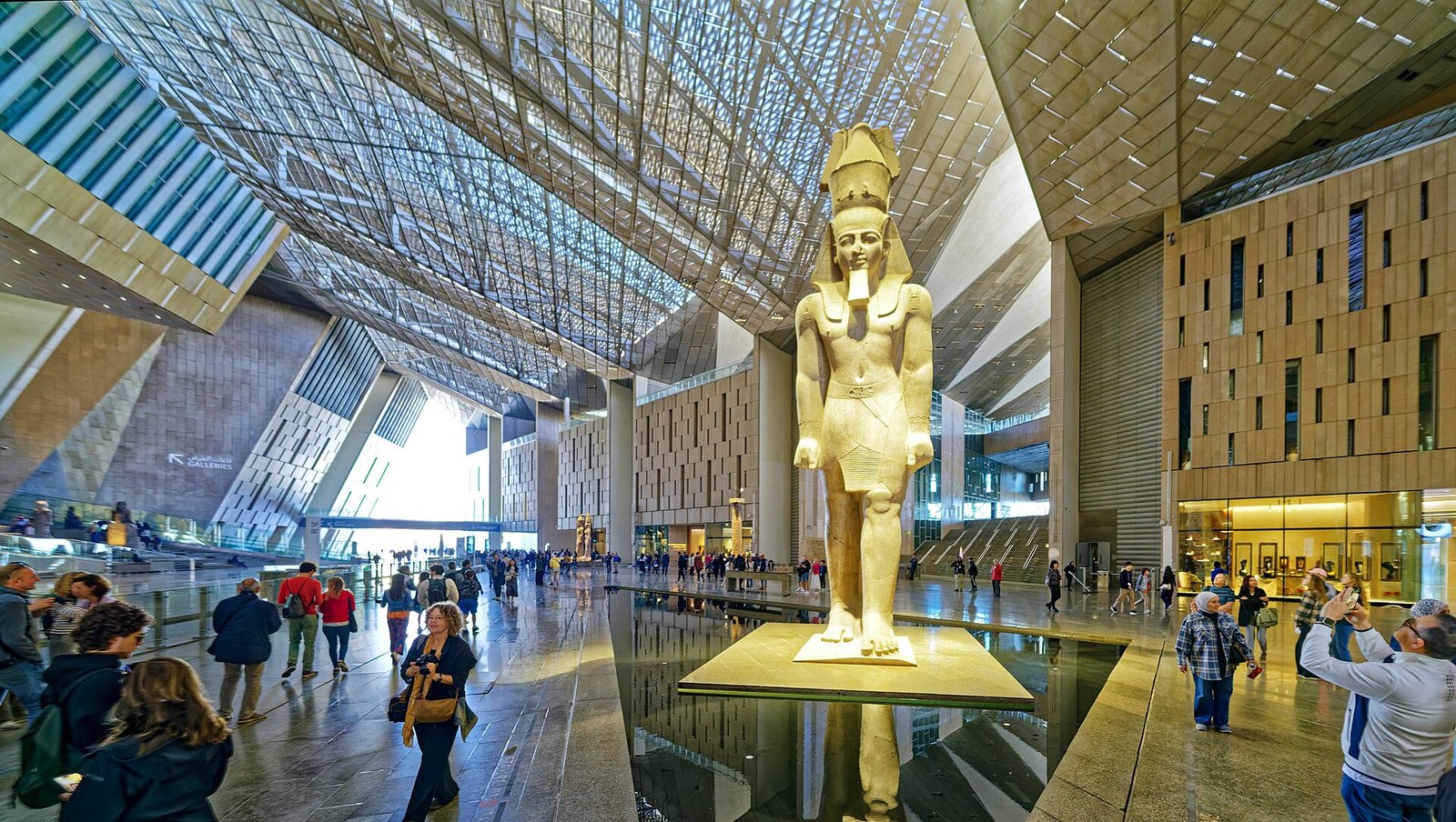 La sala d'ingresso del Grande Museo Egizio con la statua colossale di Ramses II sotto la copertura vetrata